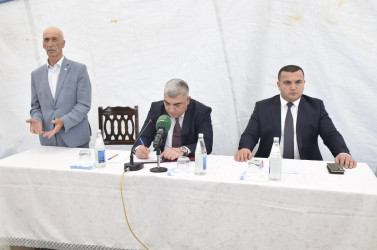 Yalavanc kəndində vətəndaşlarla səyyar qəbul keçirilib.