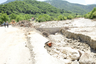 Rayon İcra Hakimiyyətinin başçısı sel sularının yaratdığı fəsadlarla tanış olub.